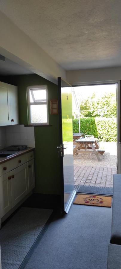 Garden Flat At The Infamous Piltdown Man Pub Fletching Exterior foto